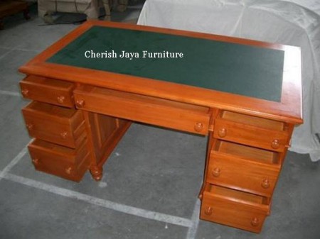 Code: DBT 019-M Name: A beautiful high quality solodesk with top leather & Gold Print Size: W=140 x D=75 x H=75 cm Wood: Solid Mahogany